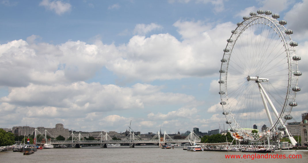 Die besten Sehenswürdigkeiten in London: London Eye, die Themse in Richtung Hungerford Bridge