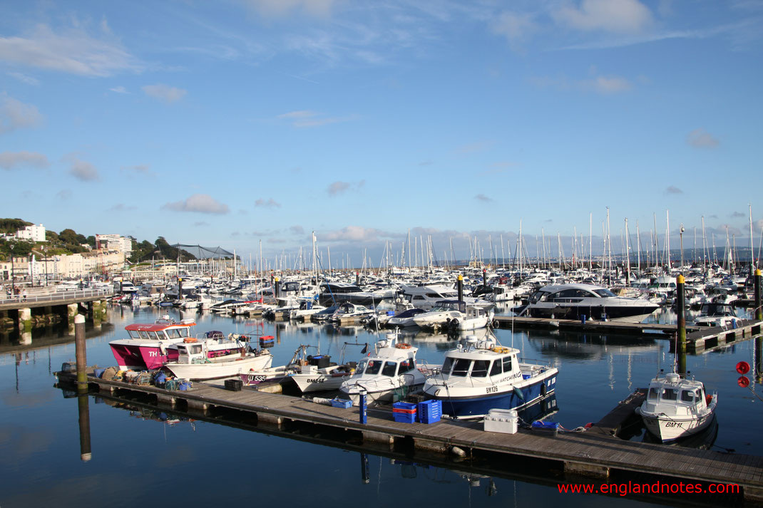 Reiseplanung England, 8 traumhafte Reiseziele in Südengland: Blick auf den Hafen von Torquay an der Englischen Riviera, Devon, England