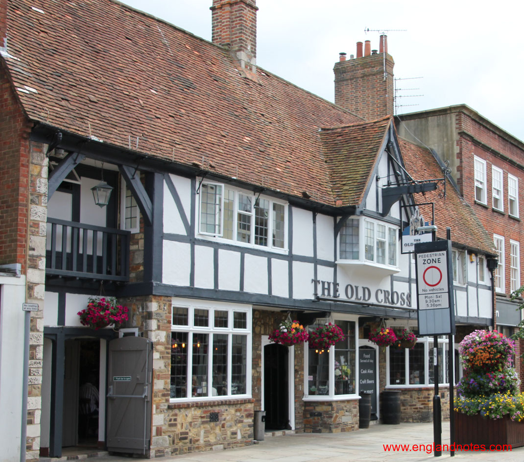 Die Geschichte der English Pubs, der englischen Kneipen, The Old Cross in Chichester, Sussex, England