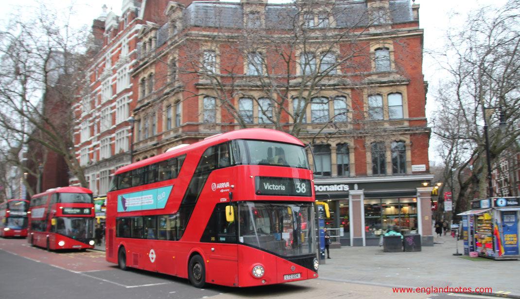 Londons rote Doppeldeckerbusse - die Geschichte der Routemaster: die modernen roten Busse in der Charing Cross Road in London