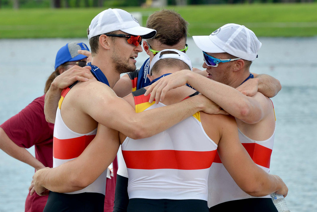 Teamwork: Johannes Lotz, David Junge, Moritz Wolff und Franz Werner nach dem WM-Finale in Sarasota/Florida. Foto: 2000meter.de