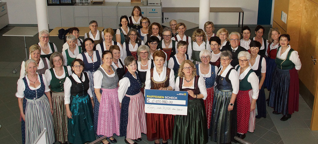 15 Millionen Euro wurden während 25 Jahre Obfrauschaft Martina Pühringer gespendet. Bezirksobfrauen und Stellvertreterinnen mit Martina Pühringer. Foto: Schmiedleitner
