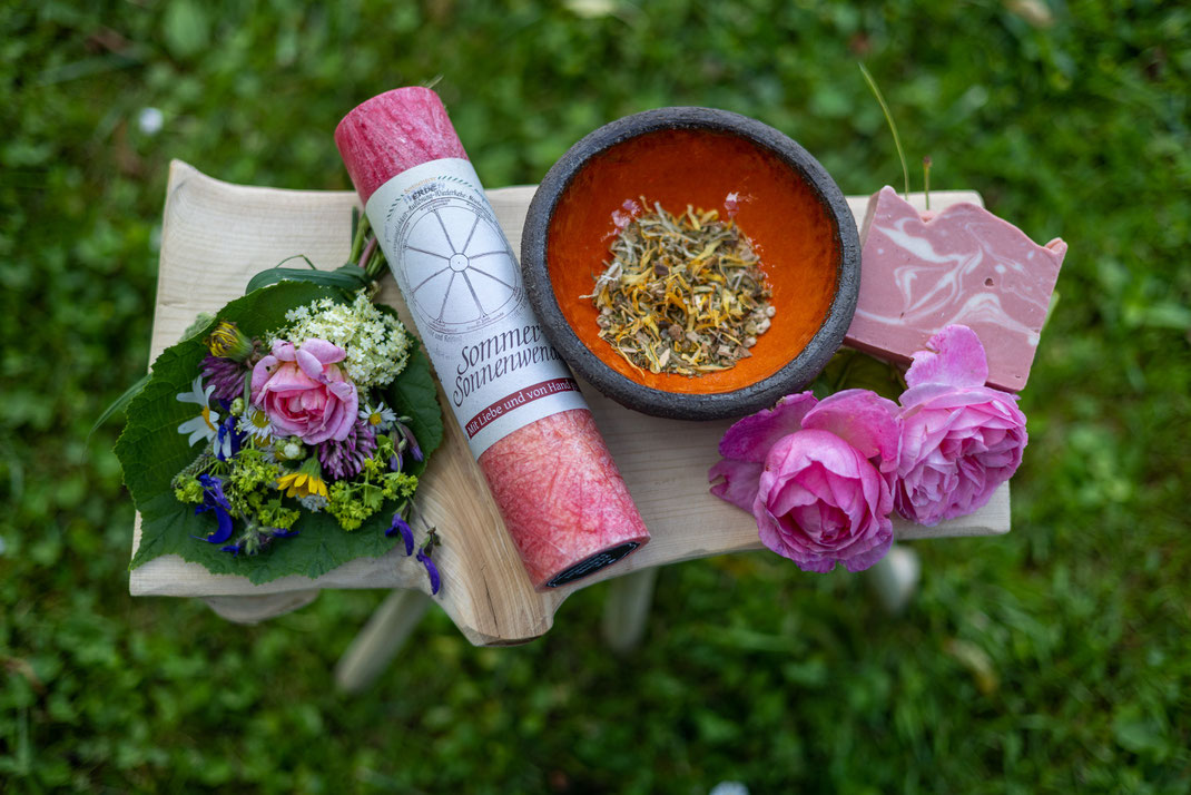Bunte Sommerblumen, eine Heilkräuterkerze "Sommersonnenwende", Seife und eine Schale mit Räucherwerk 