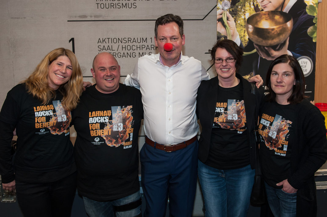 Das Organisationsteam von Lahnau rocks for Benefit mit Eventpate Dr. Eckart von Hirschhausen
