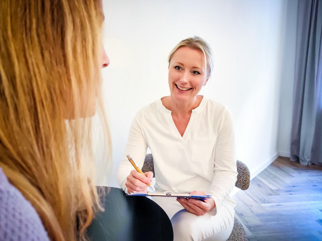 Anne-Kathrin Harders bei der Anamnese mit einer Patientin in der Praxis