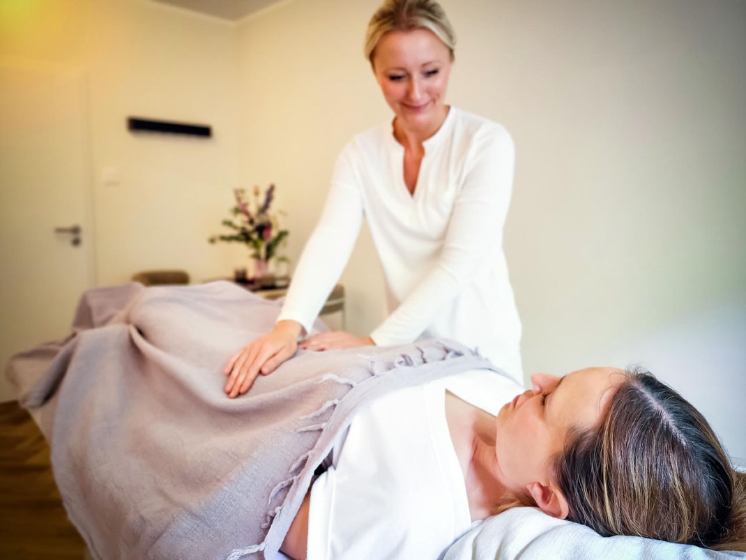 Reiki-Meisterin Anne-Kathrin Harders übt die japanische Kraft und Kunst der Berührung aus 