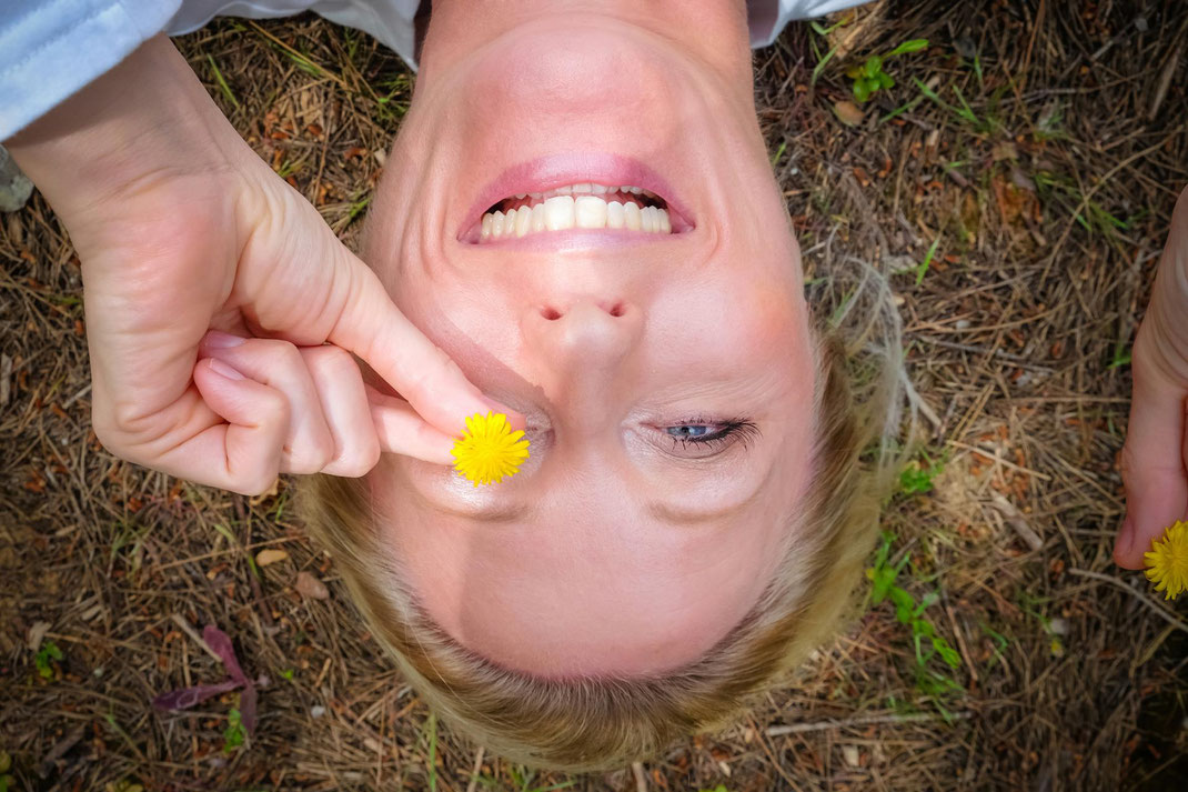 Pflanzenheilkundlerin Anne-Kathrin Harders in fröhlicher Wald-Atmosphäre