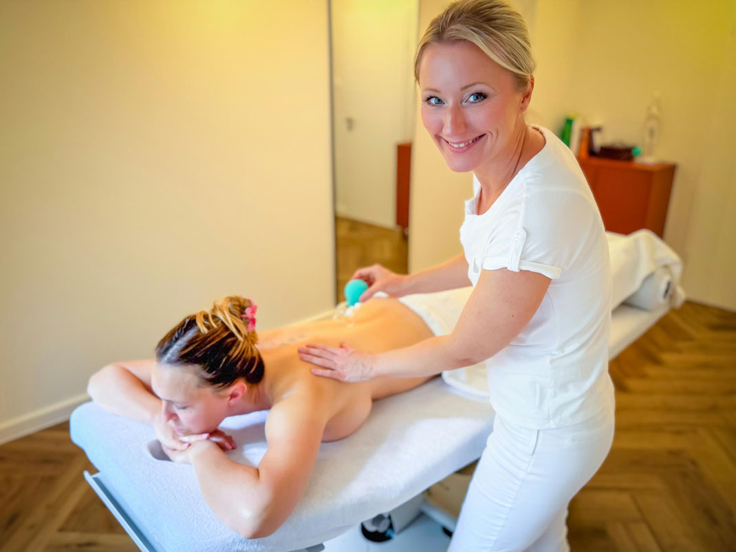 Eine Patientin genießt bei elb yourself eine Schröpf-Massage
