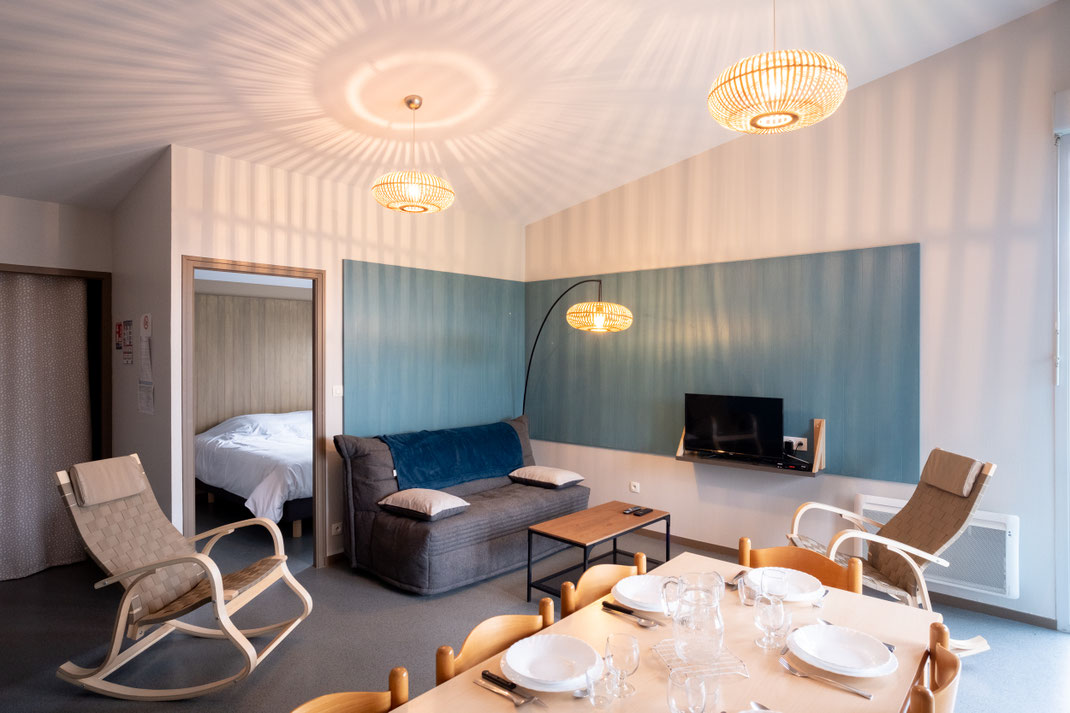 Intérieur d'un gîte des Pouyades, cuisine équipée ouverte sur le séjour