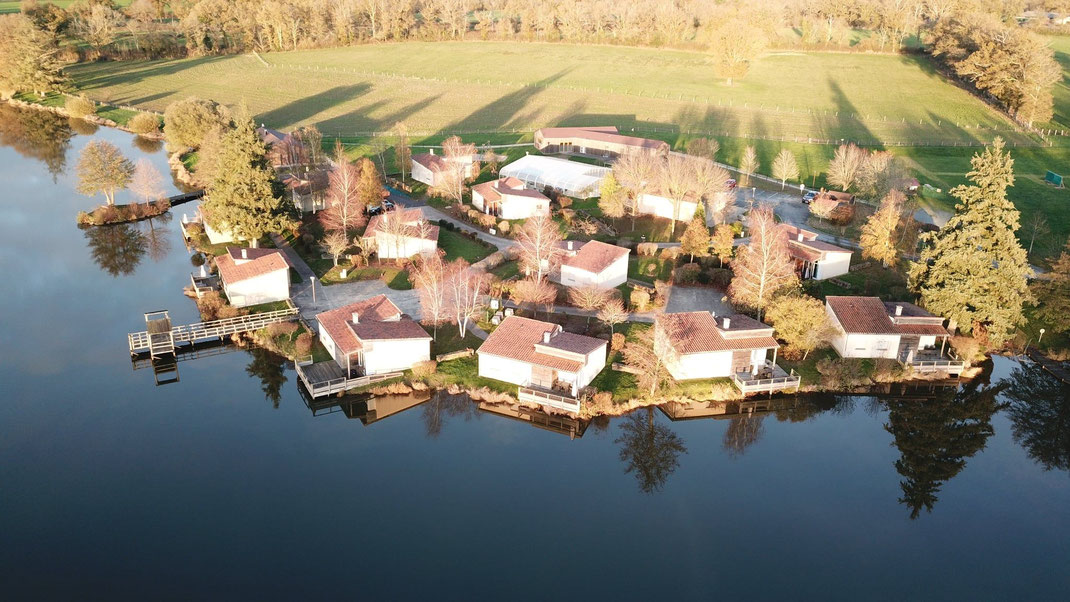 Hameau de gîtes Les Pouyades au bord de l'étang, à Magnac-Laval en Limousin