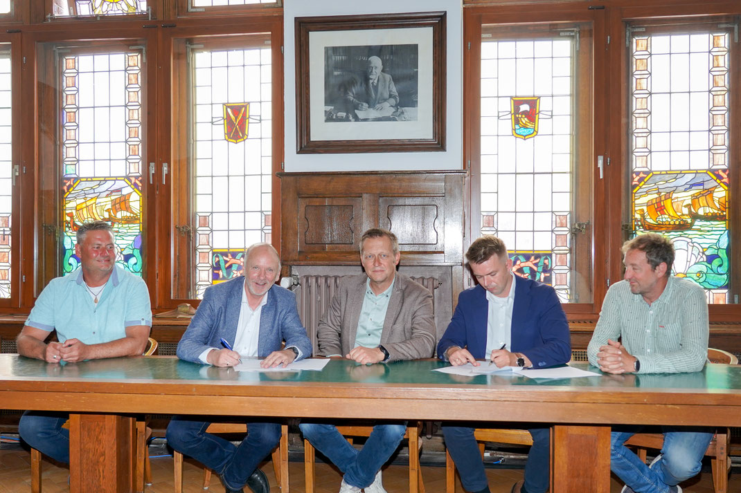 Raphael Warnecke (zweiter von rechts) und Axel Held (zweiter von links) bei der Vertragsunterzeichnung.