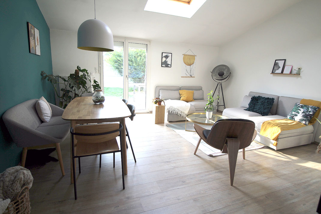 Aménagement d'intérieur, mur bleu vert, meuble tv bibliothèque, siège design, chaises d'écolier, papier peint terrazzo, suspension blanche intérieur jaune, banquette