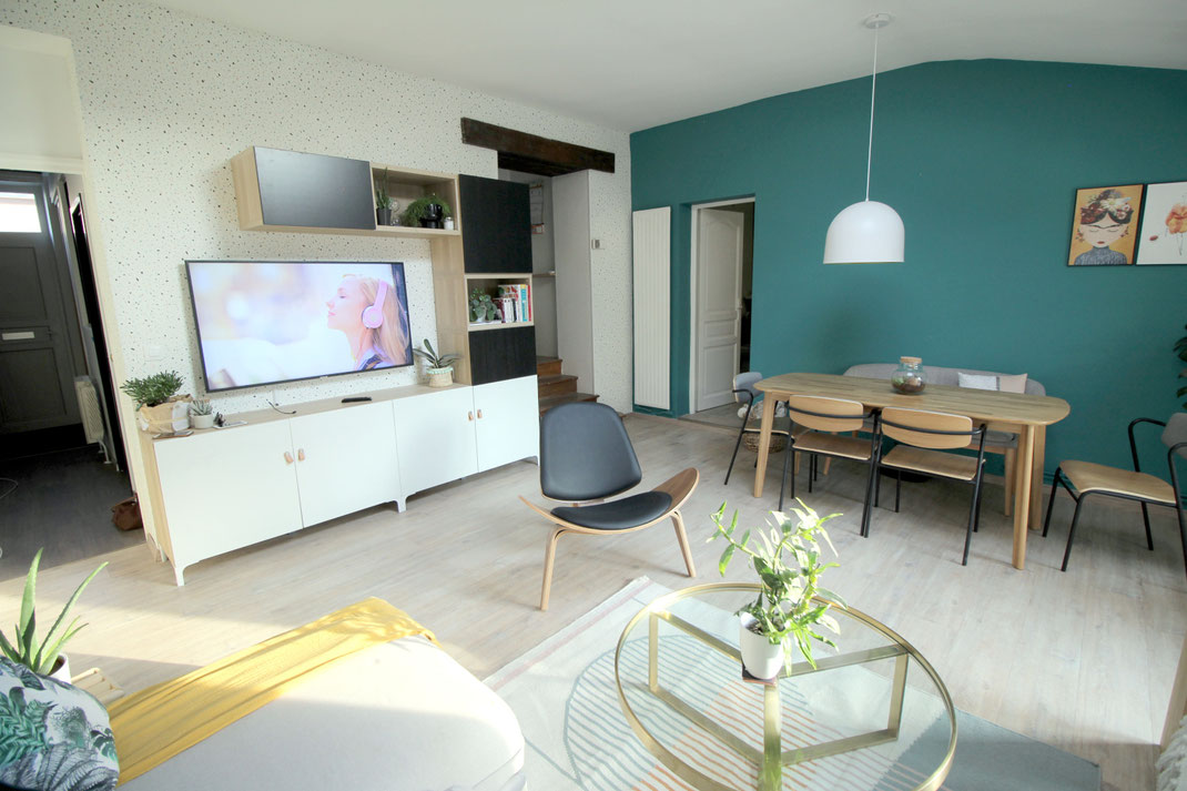 Aménagement d'intérieur, mur bleu vert, meuble tv bibliothèque, siège design, chaises d'écolier, papier peint terrazzo. Architecte d'intérieur Reims.