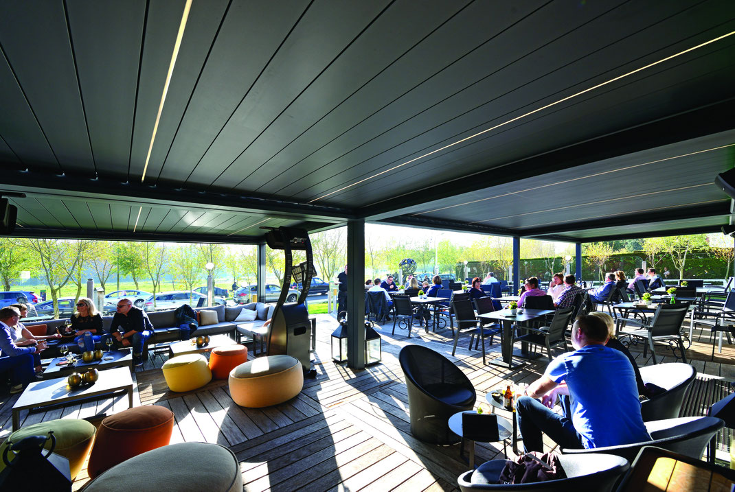 geschlossenes Lamellendach auf einer Gastronomie Terrasse