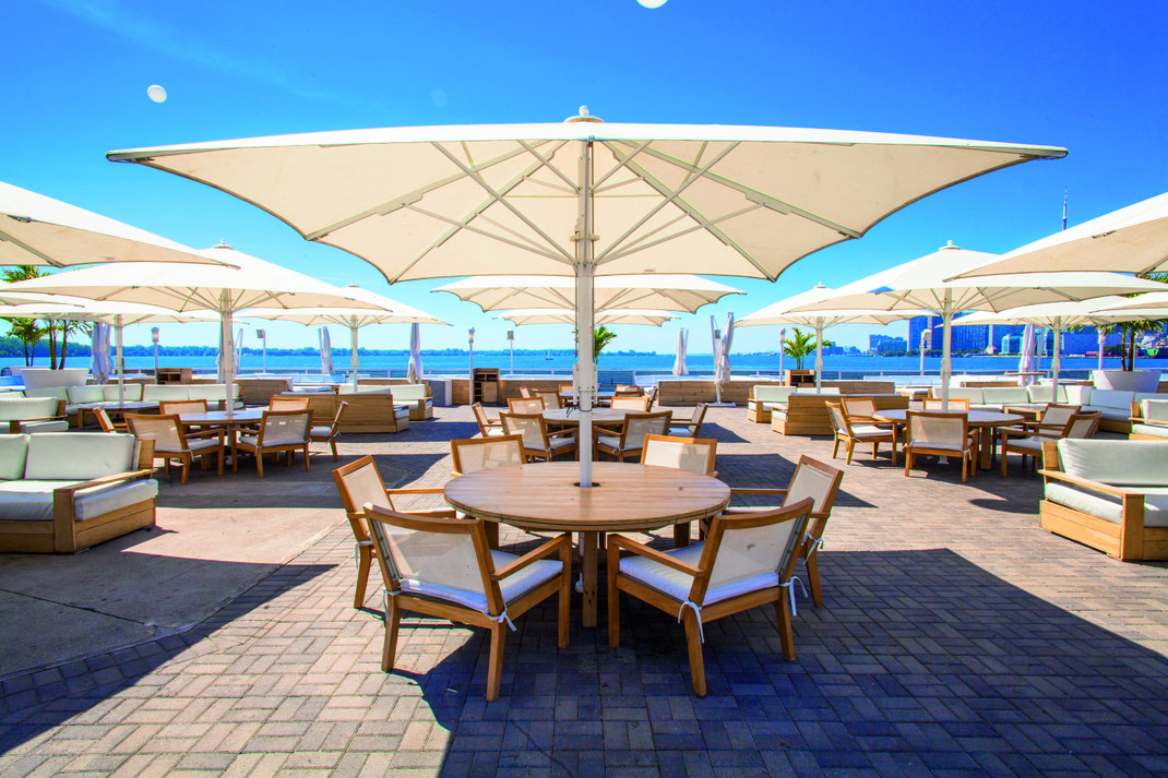 Beschattung einer Gastronomie Terrasse durch Schirme von Relux in Niederbayern