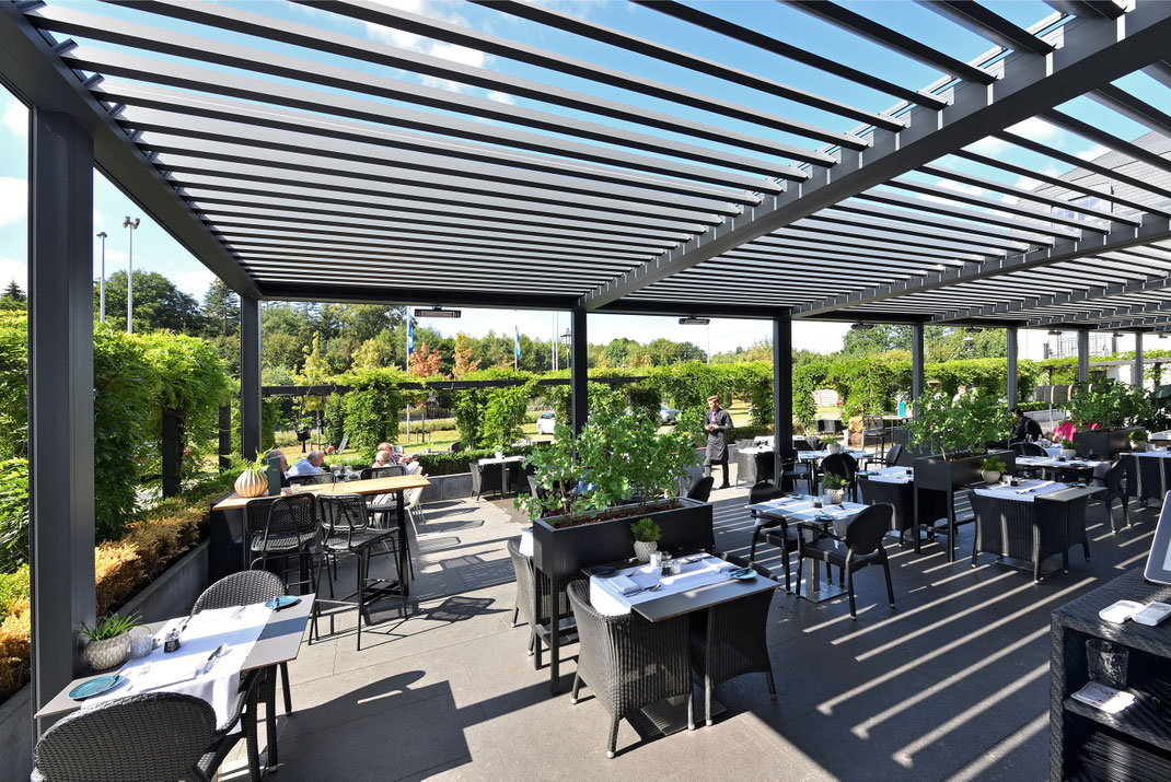 geöffnetes Lamellendach steuert die Luftzirkulation und die Beschattung einer Gastro Terrasse