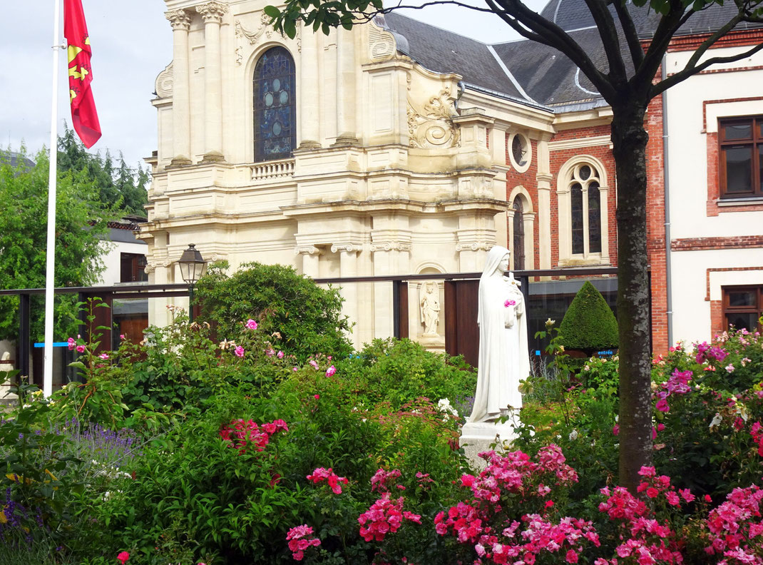 Statue de Sainte Thérèse devant le carmel de Lisieux