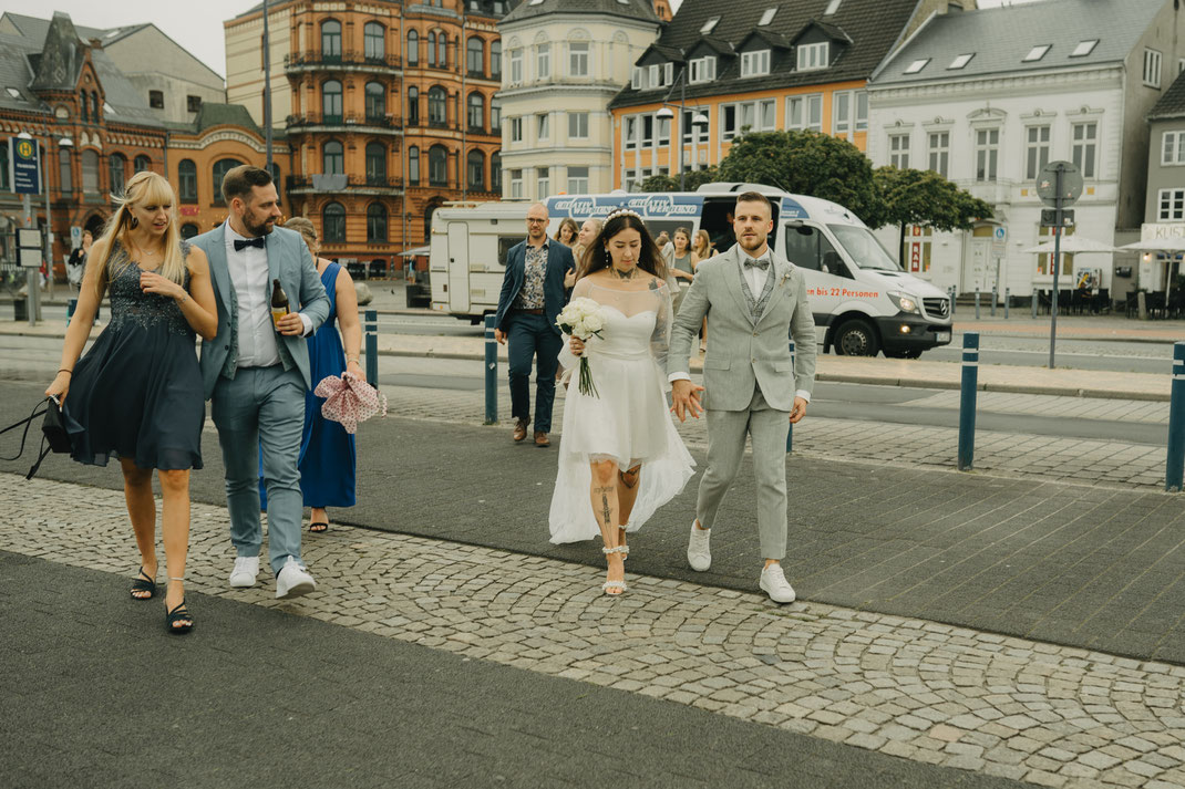 Hochzeitsfotograf, Norddeutschland, Dänemark, Hochzeitsfotografie, Brautpaar, Trauung, Hochzeitsreportage, Fotograf Schleswig-Holstein, Strandhochzeit, Flensburg Hafen Hochzeit, Hochzeitsportraits, Hochzeitsfotos, Natürliche Hochzeitsfotografie, Flensburg