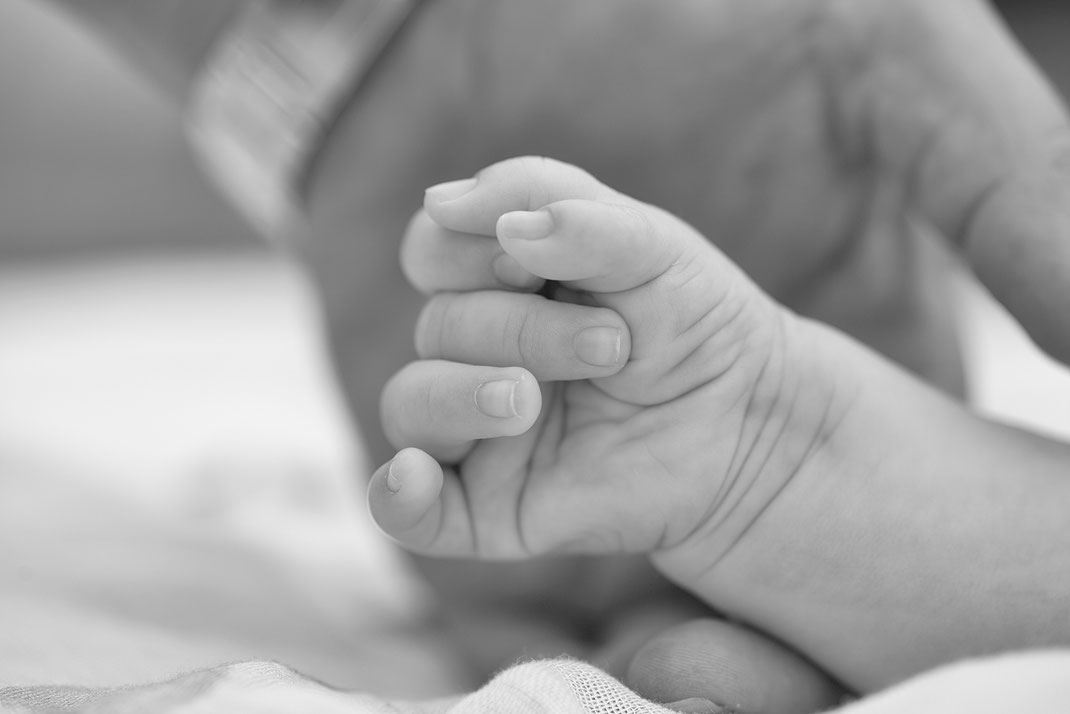 Babyshooting Babyfotografie 6 Finger Polydaktylie Hand Schwarzweiss Art Photodesign Fotodesign
