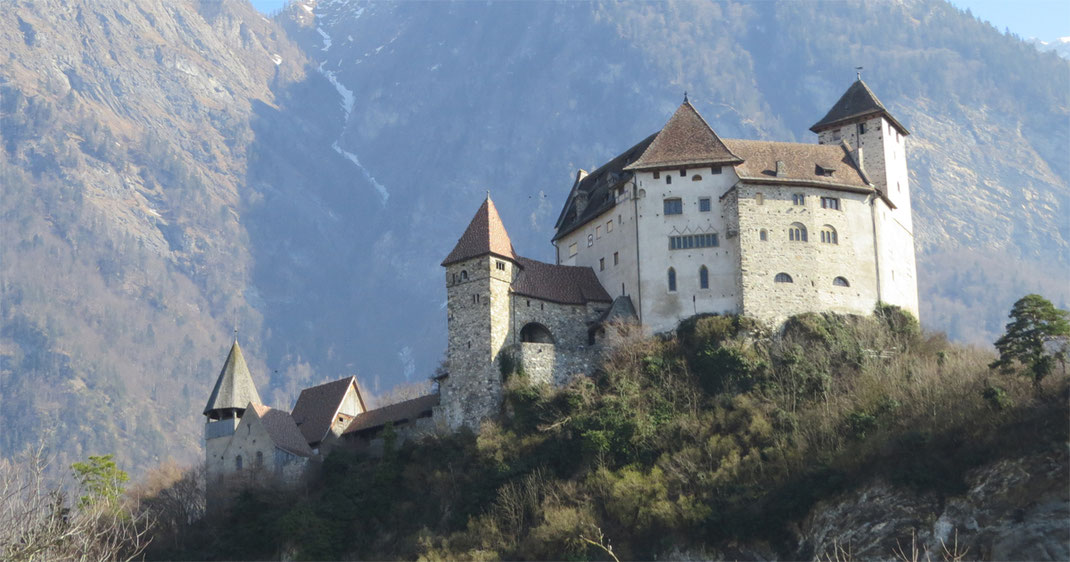 Sehenswürdigkeiten Balzers: Burg Gutenberg vor mächtigen Alpengipfeln (Fürstentum Liechtenstein)