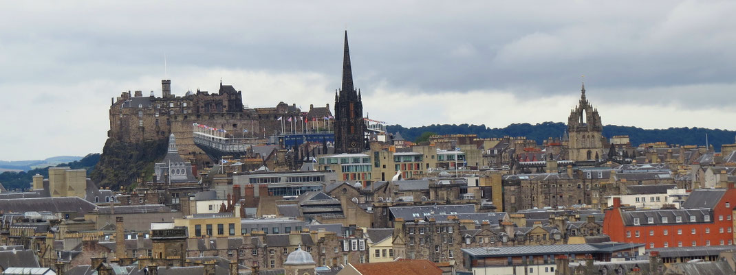 Sehenswürdigkeiten Edinburgh: Majestätisch thront das Edinburgh Castle auf einem Felsen über der Altstadt von Edinburgh.