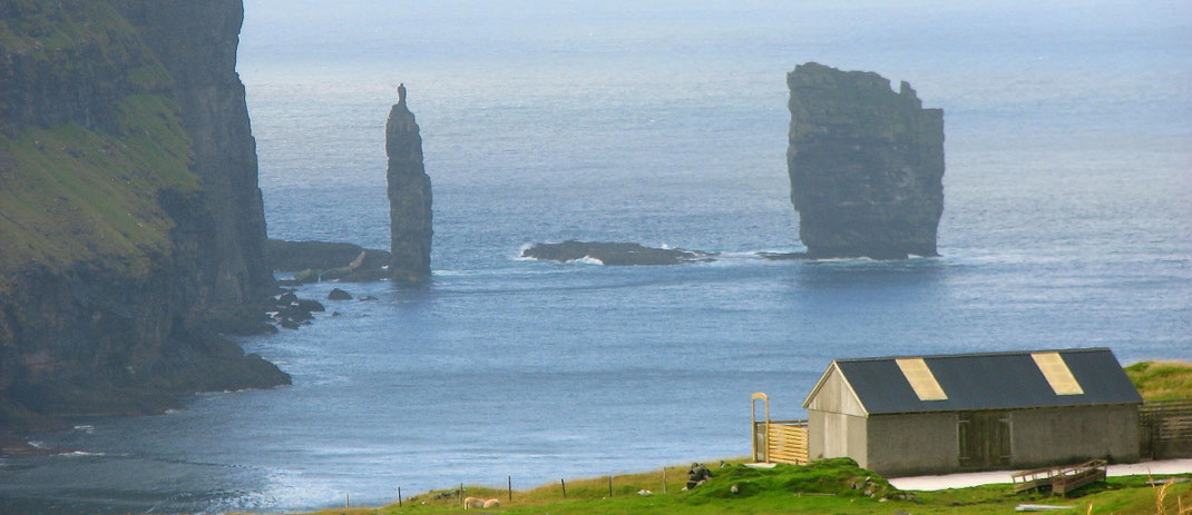 Sehenswürdigkeiten Insel Eysturoy: Zwei Felsen vor der Küste des kleinen Dorfes Eiði die Legende sind - «Risin og Kellingin», der Riese und seine Hexe. 