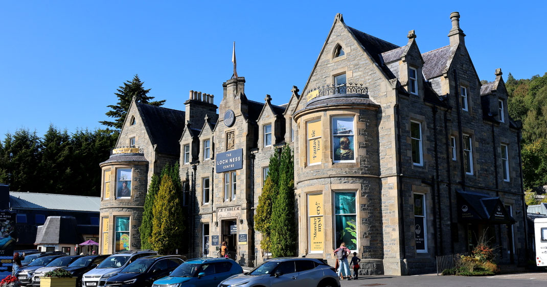 Sehenswürdigkeiten Drumnadrochit: Das Loch Ness Centre war ursprünglich ein Hotel. Hier enstand die Legende des Wasserungeheuers Nessie.