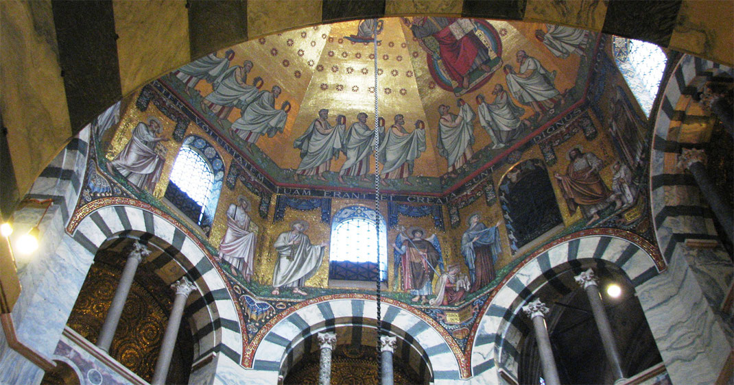 Sehenswürdigkeiten Aachen: Aachener Dom. Im Bild: Kunstvoll mit goldfarben bemalte Kuppel im Innern des Doms.