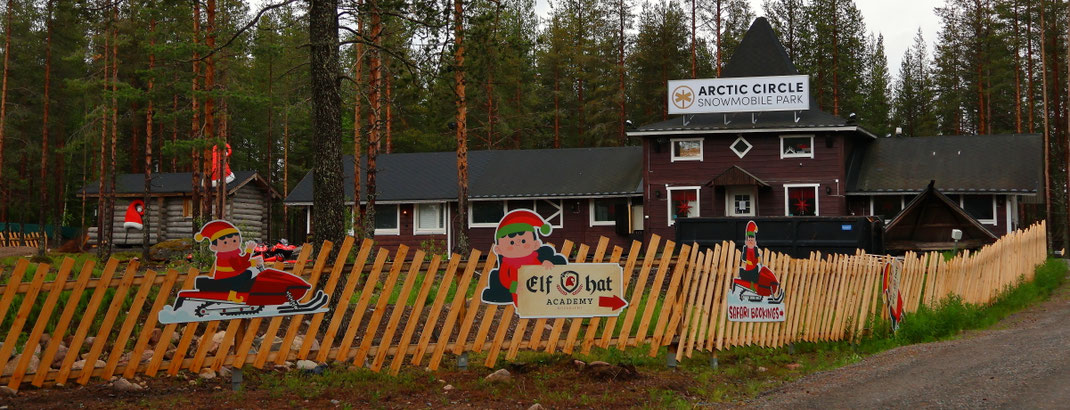 Sehenswürdigkeiten Rovaniemi: Große Werbeschilder zeigen an, dass im Gebäude von Arctic Circle Schneemobile gemietet werden können.