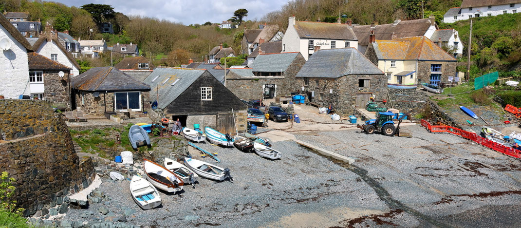 Sehenswürdigkeiten Cadgwith: Die Fischerboote wurden im Hafen von Cadgwith an Land gezogen.