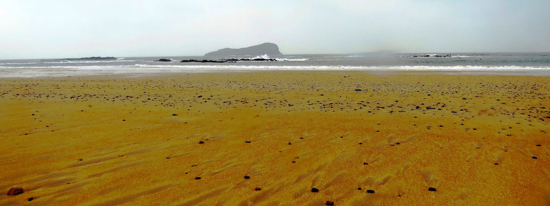 Sehenswürdigkeiten Firth of Forth: Der sanft ins Meer auslaufende Sandstrand des kleinen Fischerstädchens North Berwick während einem heftigen Herbststurm.