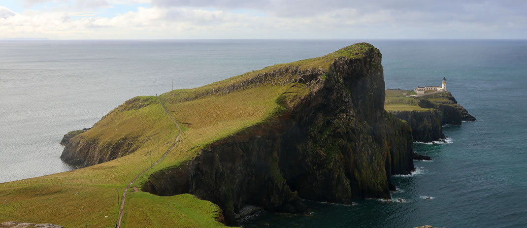 Sehenswürdigkeiten Isle of Skye: Der malerische Leuchtturm Neist Point Lighthouse fasziniert mit seiner spektakulären Lage auf der Landzunge.