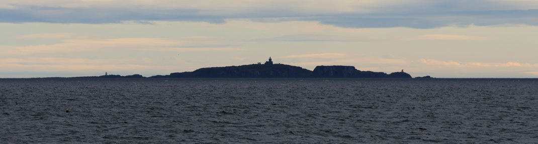 Sehenswürdigkeiten St Monans: Die Isle of May, ein nationales Naturreservat. Auffallend sind die Leuchttürme, die sich von der Insel abheben.