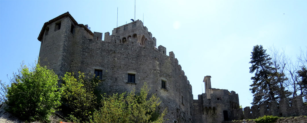 Sehenswürdigkeiten San Marino: Die Festung «La Cesta» mit ihren wuchtigen Mauern, die der Bevölkerung bei Angriff Schutz bot.