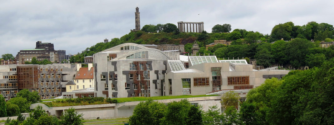 Sehenswürdigkeiten Edinburgh: Das Gebäude des Schottischen Parlaments am Fuß des Kings Seat-Hügels aus betrachtet. Im Hintergrund der Calton Hill.