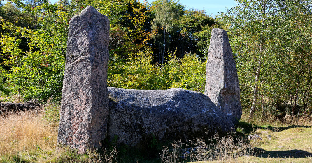 Keig - Cothiermur Stone Circle: Der Recumbent Stone wurde aus einem liegenden Stein und je einem Flankenstein auf beiden Seiten gebildet.