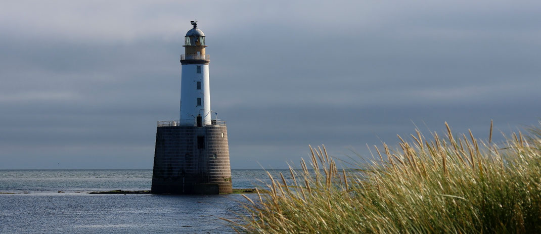 Sehenswürdigkeiten Schottland: Malerische Leuchttürme, die von der stürmischen See erzählen, finden sich an der gesamten schottischen Küste.