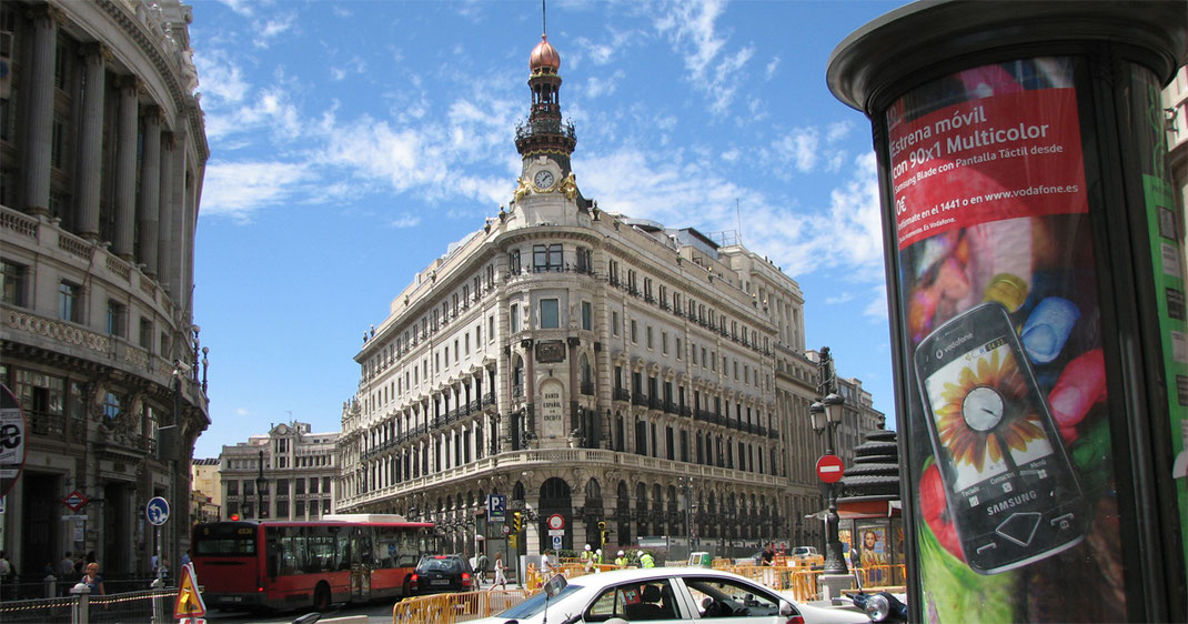 Sehenswürdigkeiten Europas: Das Edificio Metrópolis an der Kreuzung Calle de Alcalá und Gran Via in der spanischen Hauptstadt Madrid.
