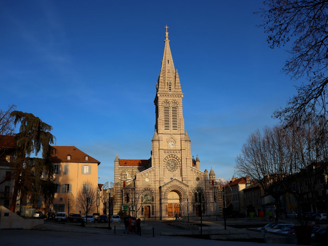 Sehenswürdigkeiten Gap: Der Turm der Kathedrale Notre-Dame-et-Saint-Arnoux erhebt sich weit über die Dächer der Altstadt von Gap.