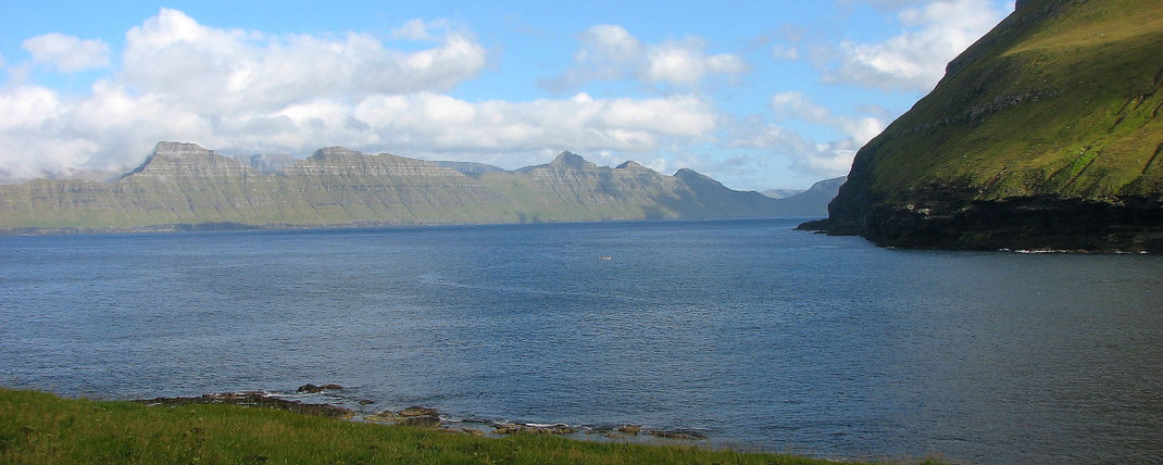 Sehenswürdigkeiten Gyógv: Panorama der Gebirgskette der Insel Kalsoy. 