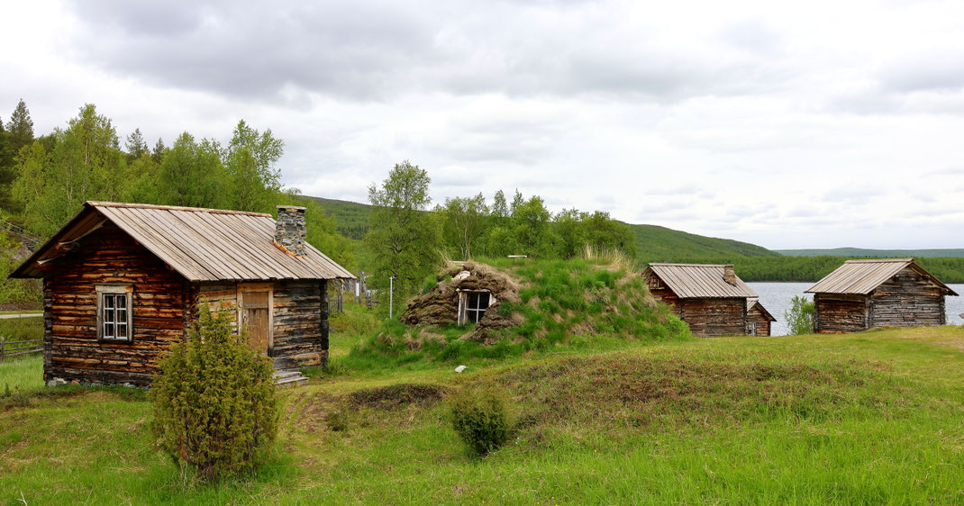 Sehenswürdigkeiten Pappila (Utsjoki): Alte Holz- und Rasenhütten stehen etwas erhöht am Ufer des Mantojärvi.