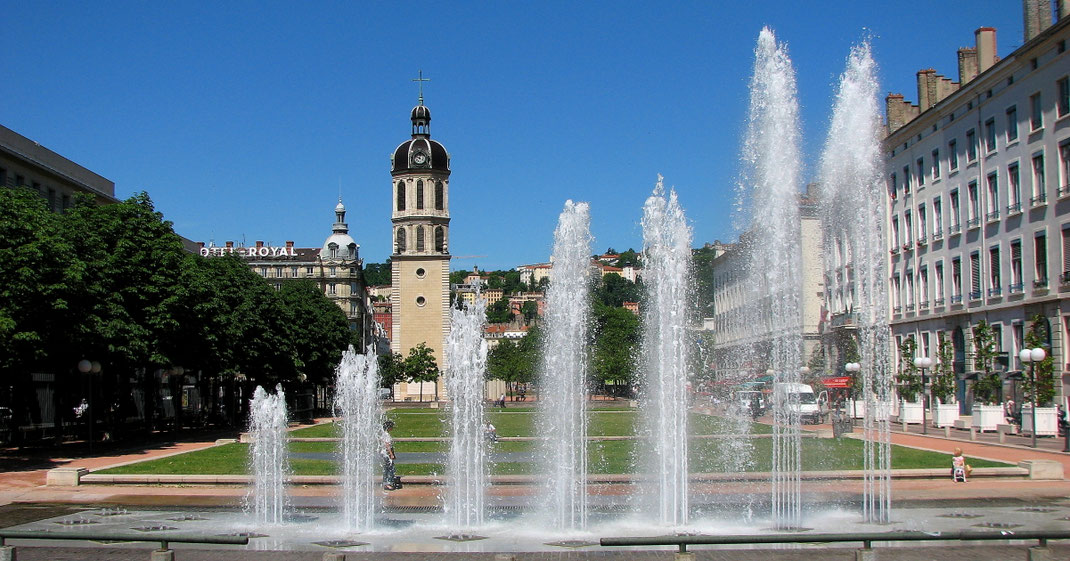Sehenswürdigkeiten Lyon: Basilique Notre Dame de Fourvière, Tour Métallique de Fourvière und die Kuppel des Grand Hôtel-Dieu.