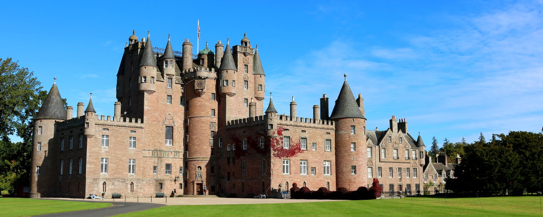 Sehenswürdigkeiten Glamis: Das Glamis Castle. Die «Queen Mum» Elizabeth Bowes-Lyon verbrachte hier ihre Kindheit und gebar Prinzessin Margaret.