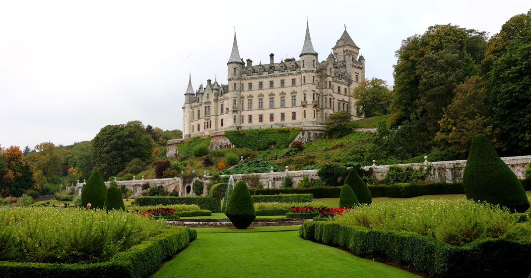 Sehenswürdigkeiten Dunrobin Castle: Das Schloss wurde im Stil der französischen Loire-Schlösser erbaut, der Garten nach dem Vorbild von Schloss Versailles nachempfunden.