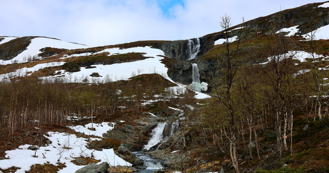Sehenswürdigkeiten Finnland: Der Kitsiputous-Wasserfall fällt über mehrere Stufen den Berg hinunter.
