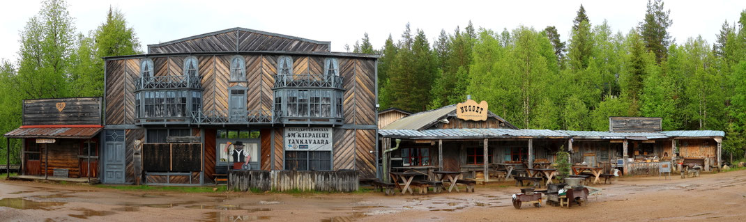 Goldgräberstadt Tankavaara: Eine Kulisse wie im besten Western - die Goldgräberstadt wurde für die Touristen nachgebaut. In den Gebäuden befinden sich kleine Souvenirläden, in denen Schmuck und Alltagsgegenstände gekauft werden können.