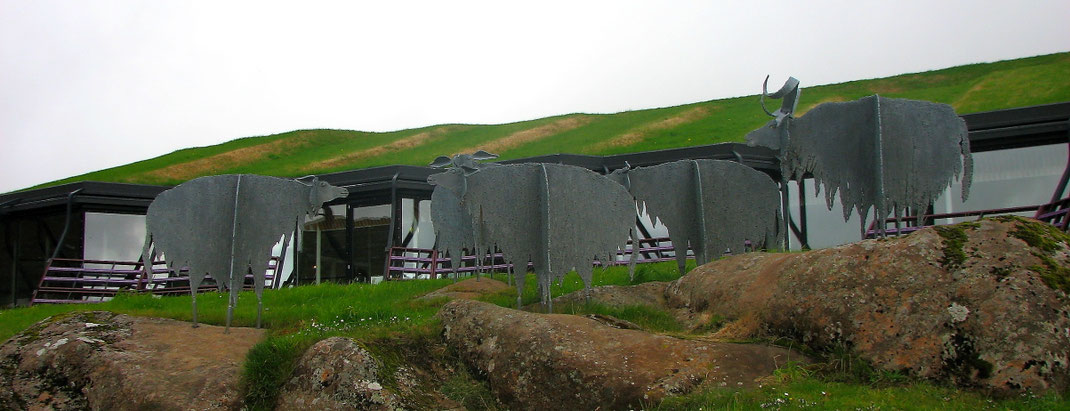 Sehenswürdigkeiten Tórshavn: Installation vor dem Norðurlandahúsið, dem Haus des Nordens.