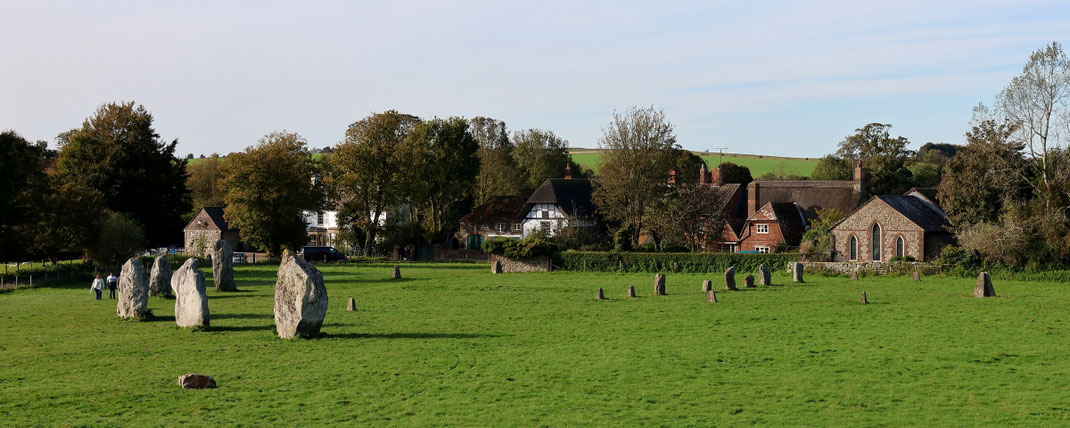 Steinkreise Südengland: Im malerischen Avebury steht der weltgrößte Steinkreis. 