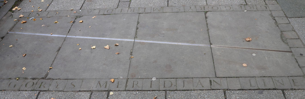 Sehenswürdigkeiten St Andrews: Viel zu schnell wird der Gregory's Meridian Line übersehen. Ein schmaler Metallstreifen am Boden zeichnet seine Ausrichtung.