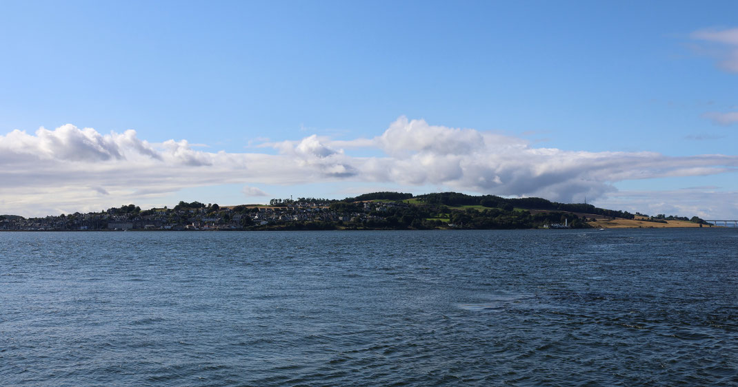 Sehenswürdigkeiten Tayport: Das malerische Fischerdorf Tayport vom gegenüberliegenden Broughty Castle aus betrachtet. 